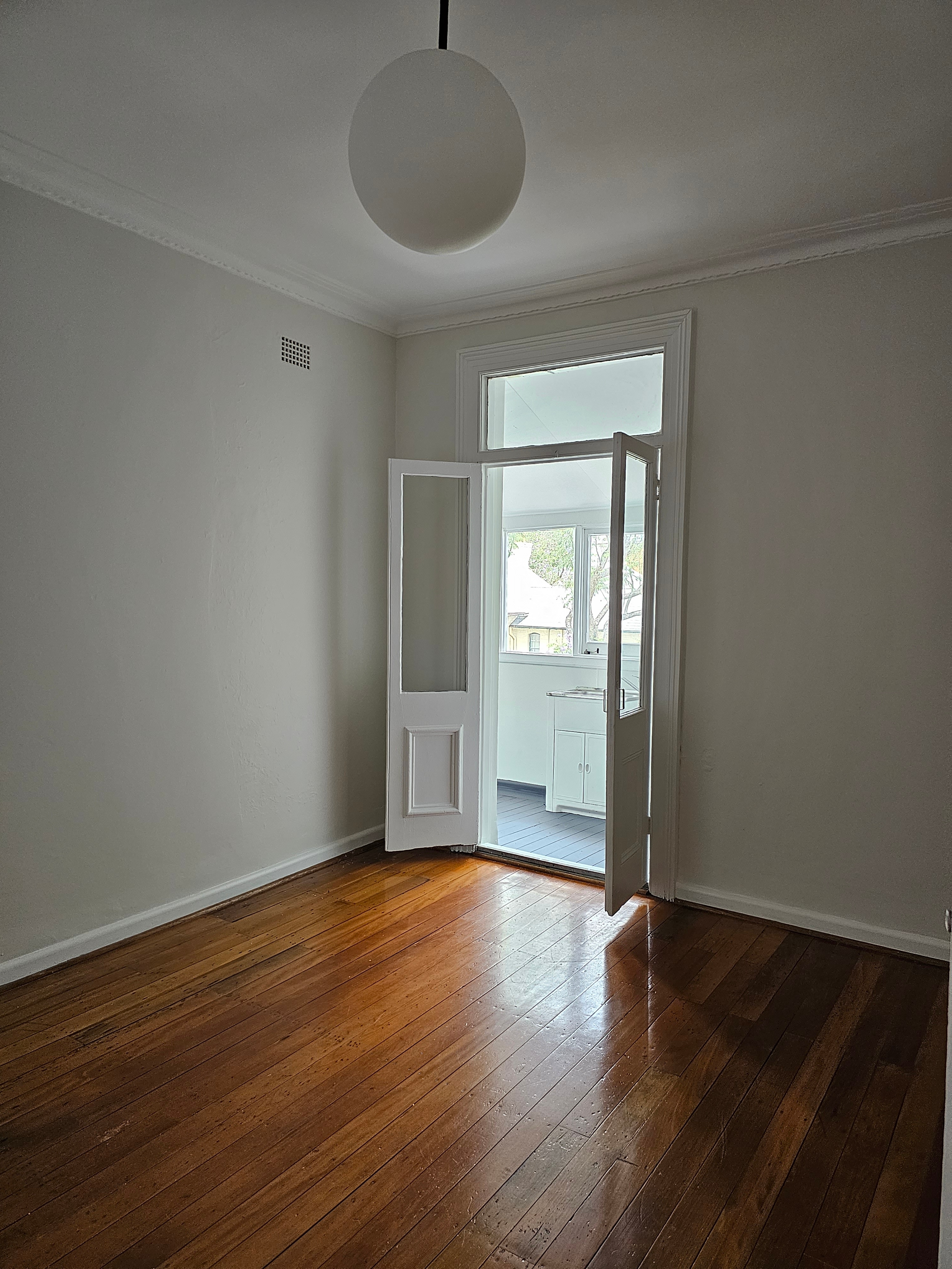 Photo of room in 2037 24