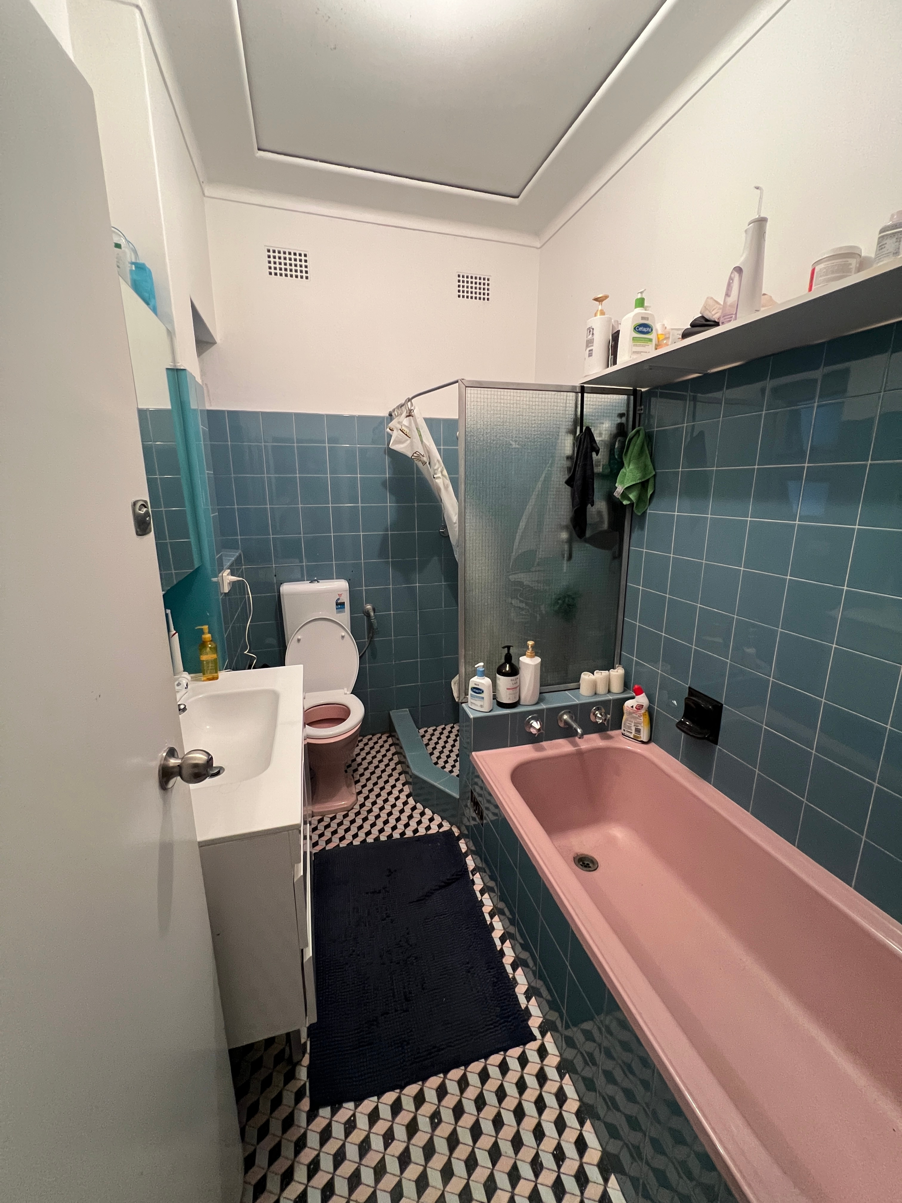 Photo of room in 2037 2